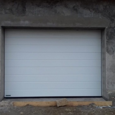 Гаражные вертикальные белые ворота 2205x2500