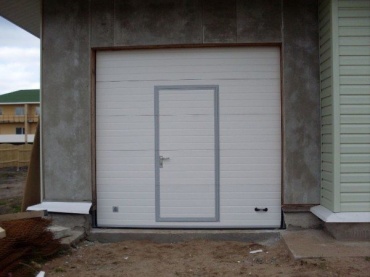 Гаражные ворота подъемные с дверью белые