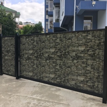 Ворота откатные для дома отделка под натуральный камень 2400x1700