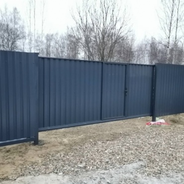 Откатные металлические ворота со встроенной калиткой 3000x1750