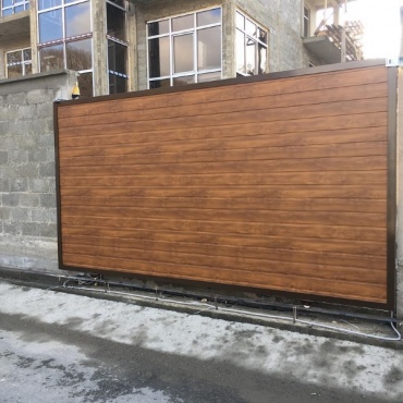 Откатные раздвижные ворота с отделкой под дерево 2200x1600