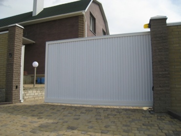 Автоматические раздвижные ворота из профнастила для забора